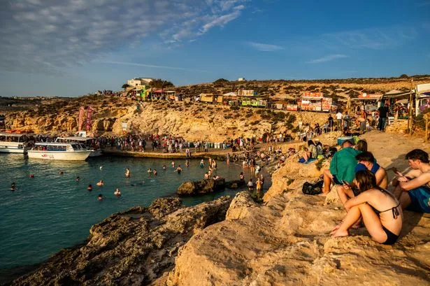 Comino Comino Confinge Boat and Setrist Stores مع العديد من الزوار في Blue Lagoon في Comino ، مالطا في 30 أكتوبر 2024. الاكتشاف السياحي لجزيرة المالطية ، مكان للتاريخ في قلب البحر الأبيض المتوسط. (تصوير من قبل JC Milhet / Hans Lucas / Hans Lucas عبر AFP) (تصوير JC Milhet / Hans Lucas / AFP عبر Getty Images)