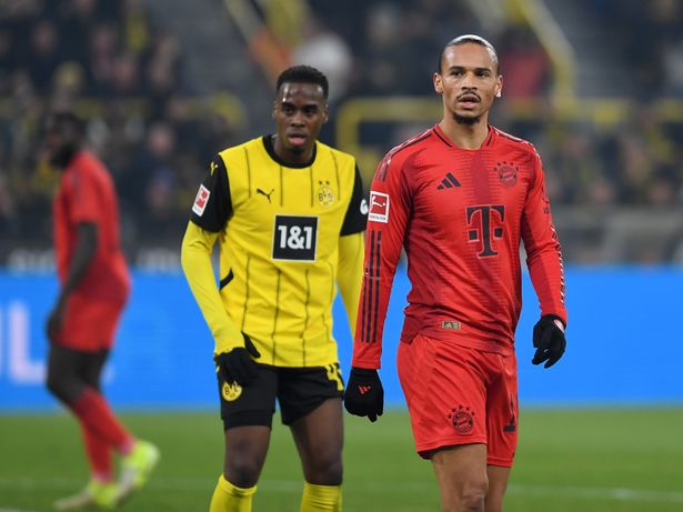 ينظر جيمي جيتنز من بوروسيا دورتموند وليروي سان من بايرن موينشن خلال مباراة الدوري الألماني بين بوروسيا دورتموند و FC Bayern München في Signal Iduna Park في 30 نوفمبر 2024 في Dortmund ، ألمانيا. (تصوير GSI/Icon Sport عبر Getty Images)
