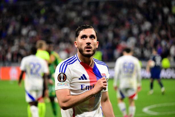 يحتفل رايان تشيركي بتسجيل هدف فريقه الثاني خلال مباراة كرة القدم الأولى في الدوري في دوري أوروبا في UEFA