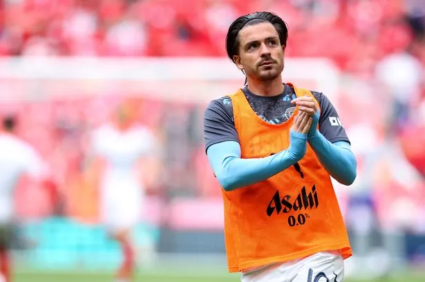 جاك غريليش من مانشستر سيتي يسخن قبل المباراة النهائية لكأس الاتحاد الإنجليزي الإماراتي بين نوتنغهام فورست ومانشستر سيتي.
