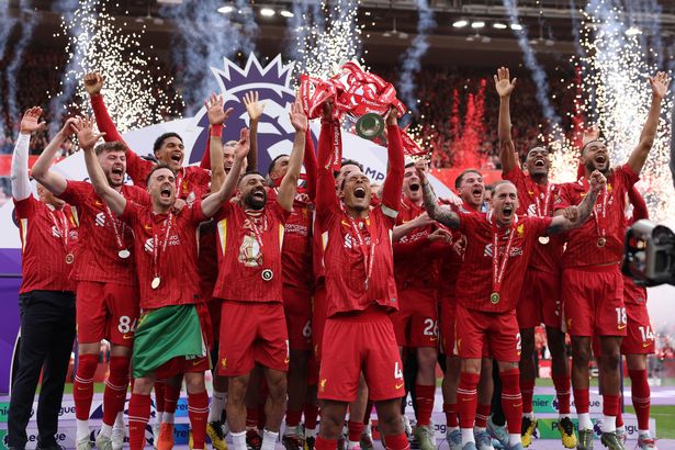 ليفربول ، إنجلترا - 25 مايو: فيرجيل فان ديك من ليفربول ، يرفع كأس الدوري الإنجليزي الممتاز بعد فوز فريقه في مباراة الدوري الممتاز بين ليفربول FC و Crystal Palace FC في Anfield في 25 مايو 2025 في ليفربول ، إنجلترا. (تصوير كارل ريبن/غيتي إيرث)