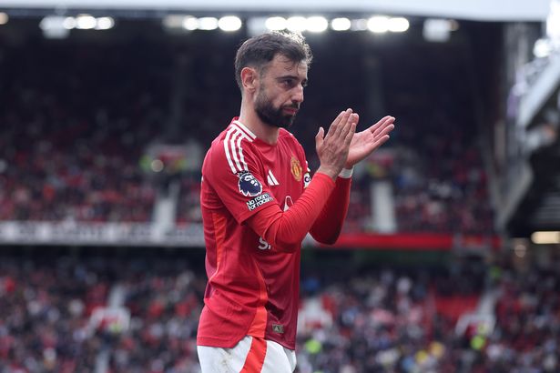 يحيي برونو فرنانديز دعمهم خلال مباراة الدوري الإنجليزي الممتاز بين مانشستر يونايتد وكيل أستون فيلا إف سي 