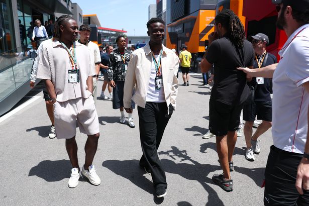 برشلونة ، إسبانيا - 01 يونيو: Eberechi Eze و Bukayo Saka Walk في الحلبة قبل سباق F1 Grand Prix في Circuit De Barcelona -Catalunya في 01 يونيو 2025 في برشلونة ، إسبانيا. (تصوير Clive Rose - Formula 1/Formula 1 عبر Getty Images)