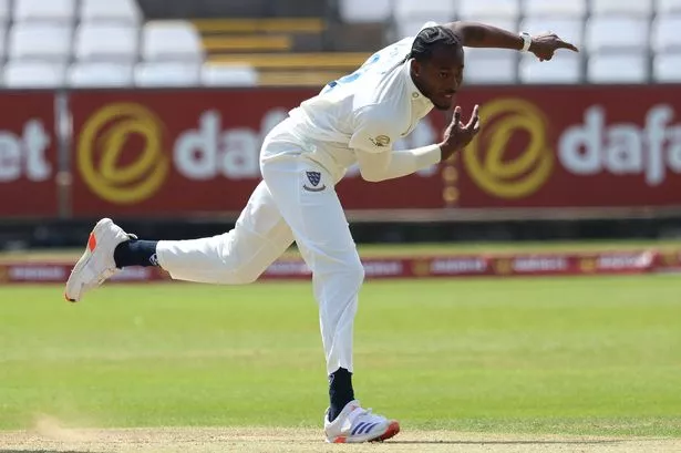 Jofra Archer من Sussex في البولينج العمل خلال اليوم الثاني من مباراة بطولة مقاطعة Rothesay بين Durham Cricket و Sussex في Banks Homes Riverside في Chester Le Street ، إنجلترا ، في 23 يونيو 2025.