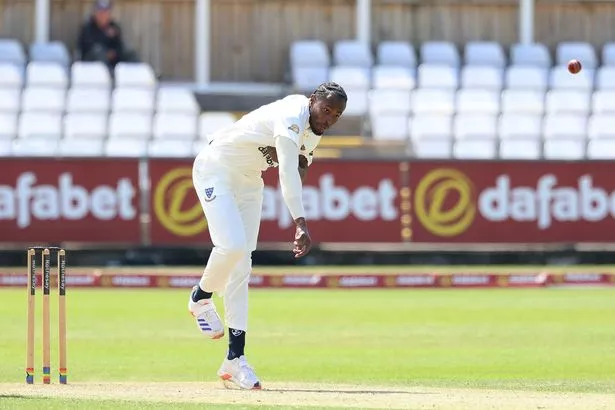 Jofra Archer من Sussex في البولينج العمل خلال اليوم الثاني من مباراة بطولة مقاطعة Rothesay بين Durham Cricket و Sussex في Banks Homes Riverside في Chester Le Street ، إنجلترا ، في 23 يونيو 2025.