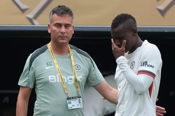 يتفاعل نيكولاس جاكسون من تشيلسي FC وهو يتوجه إلى غرفة الملابس بعد عرض بطاقة حمراء