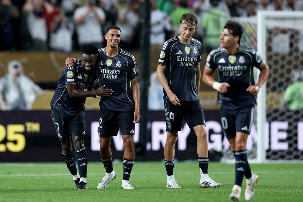يحتفل Vinicius Junior #7 of Real Madrid CF بتسجيل هدف فريقه الأول مع Trent Alexander-Arnold #12 ، و Dean Huijsen #24 و Fran Garcia #20 من Real Madrid CF خلال June Cup Cup 26 ، Pennsy ، Pennons.