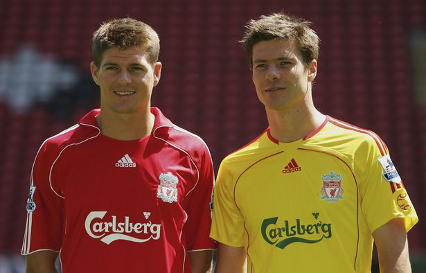 لعب ستيفن جيرارد و Xabi Alonso معا في ليفربول