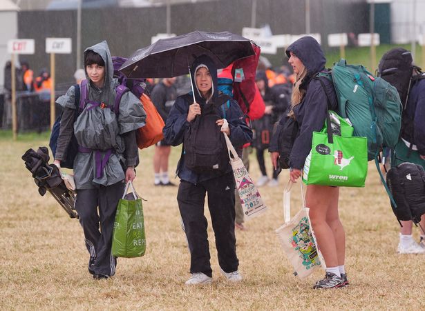 يصل المحتفلون إلى Glastonbury أثناء دش المطر