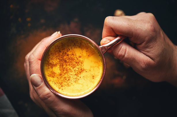 الحليب الذهبي الطازج مع الكركم والقرفة والزنجبيل