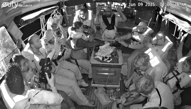 يوضح التقاط صورة من لقطات صادرة عن تحالف Freedom Flotilla في 9 يونيو 2025 الناشطين على متن قارب المساعدات المقيد في غزة ، وأيديهم في الهواء