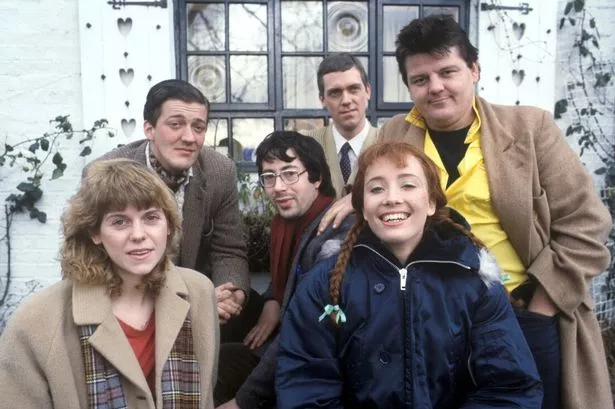 الصف الخلفي LR Stephen Fry ، Ben Elton ، Hugh Laurie و Robbie Coltrane. الصف الأمامي LR Siobhan Redmond و Emma Thompson. أرشيف ITV