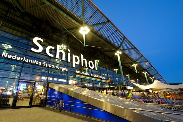 مدخل مطار أمستردام Schiphol في المساء. يقع Schiphol على بعد 9 كيلومترات جنوب غرب أمستردام.