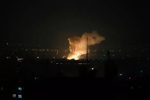 يرتفع الدخان بعد انفجار