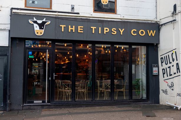 The Tipsy Cow in Poulton-Lle-Fylde ، الذي يديره سيمون Liptrott ، الذي يمتلك أيضًا Boca و Cinco's Mexican و Brew & Bones.
