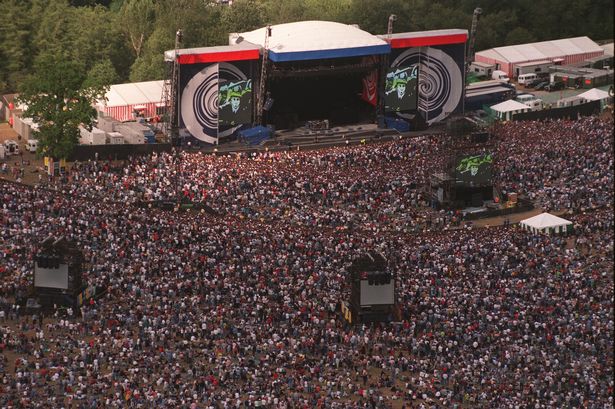عشرات الآلاف من عشاق الواحة في Knebworth في عام 1996