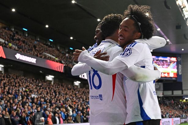 يحتفل Malick Fofana مع Rayan Cherki و Ainsley Maitland-Niles