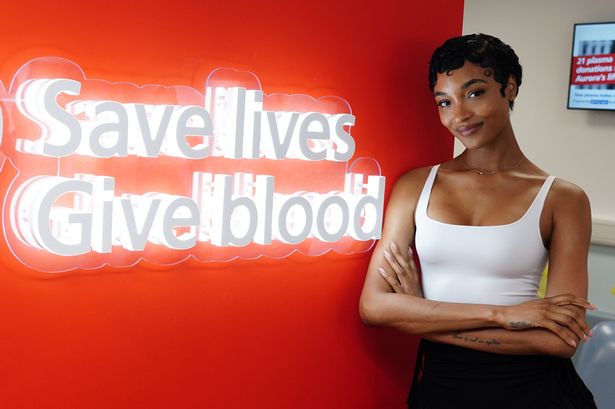 عارضة الأزياء Jourdan Dunn ، في مركز Brixton Blood Donor ، جنوب لندن ، أمام علامة Neon LED التي تقرأ "Save Lives/ Give Blood"