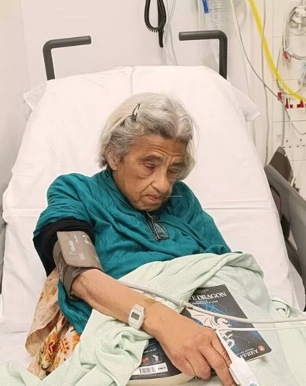 Laila Soueif تبدو ضعيفة على سرير المستشفى