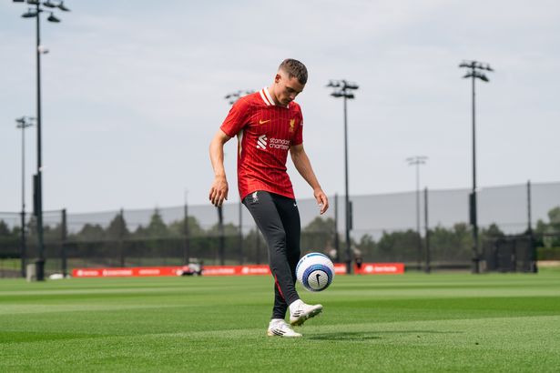 فلوريان Wirtz يقوم بأربطة أبناء مع الكرة أثناء كشف النقاب عنه كلاعب ليفربول