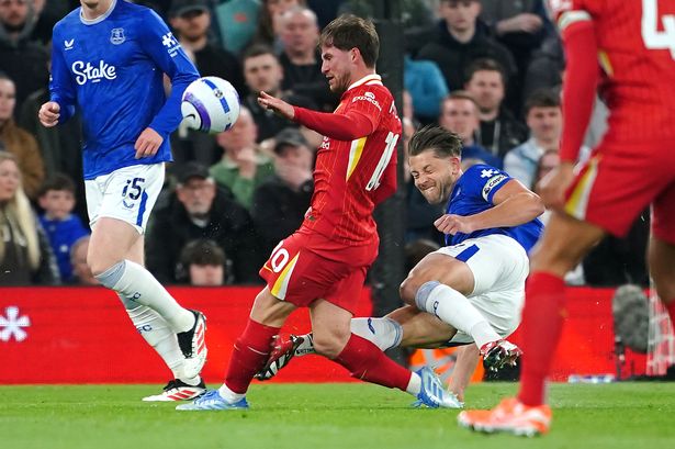 James Tarkowski يتحدى Liverpool من Alexis Mac Allister الذي أدى إلى بطاقة صفراء لاعب Everton
