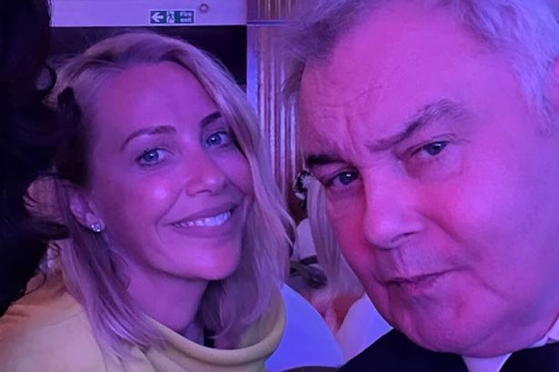 Eamonn Holmes 'Booed and Heckled' على المسرح لأنه يقبل الجائزة في حفل Tric