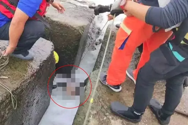 تم العثور على الرجل بشكل مأساوي بين الألواح الخرسانية في النهر