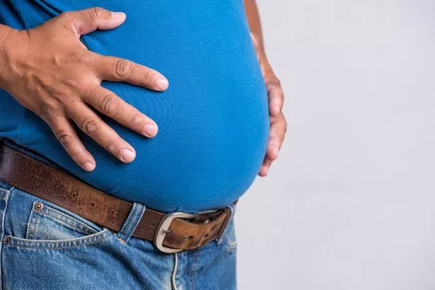 رجل يحمل معدة زيادة الوزن