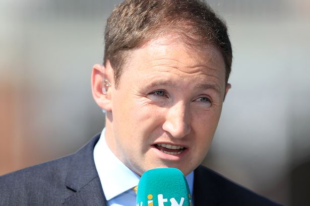 كيفين بليك من ITV Racing يتحدث إلى ميكروفون