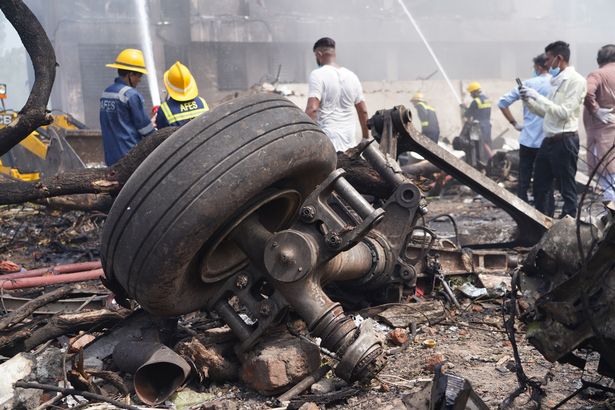 يُعتقد أن أكثر من 240 شخصًا ماتوا عندما سقطت طائرة Air India بعد فترة وجيزة من الإقلاع في أحمد آباد ، الهند