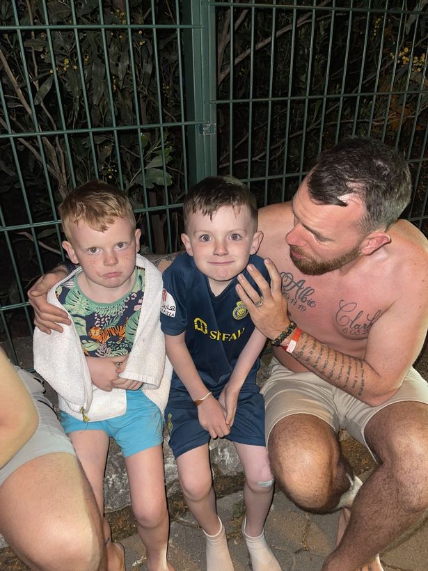 مارك والاس وأبنائه ألبي وكلارك