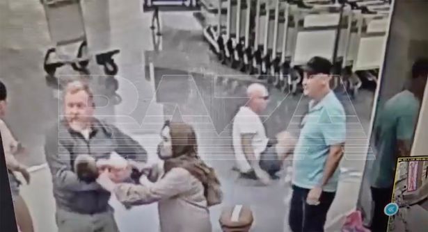 تُظهر CCTV الناس الذين يقومون بتجميع الصبي من الأرض 