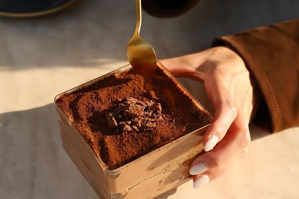 هناك بقعة فريدة في لندن يمكنك الحصول على حلويات Tiramisu من خلال نافذة صغيرة