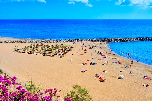 Maspalomas ، إسبانيا - 9 أكتوبر 2013: Playa del Ingles Beach في Maspalomas ، Gran Canaria ، Canary Islands ، Spain. هذه وجهة سياحية شتوية مهمة للعديد من الأوروبيين