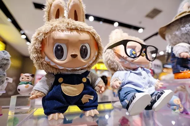 صورة لأرقام Labubu والدمى التي شوهدت في متجر Pop Mart في 9 يونيو 2025 في شنغهاي ، الصين ، Labubu ، عملاق Labubu ، Pop Mart ، Auction