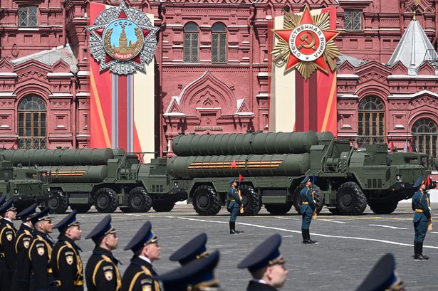 يقود عمود من أنظمة الصواريخ الروسية S-400 Triumf عبر Red Square خلال العرض العسكري يوم النصر في وسط موسكو في 9 مايو 2025. 