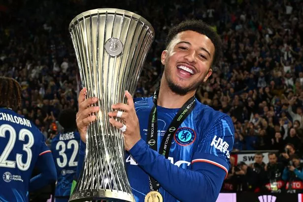 Jadon Sancho من تشيلسي يطرح صورة مع كأس دوري المؤتمرات UEFA بعد فوز فريقه في نهائي دوري المؤتمرات UEFA بين ريال بيتيس بالومبي وتشيلسي