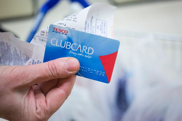 يحمل أحد العملاء إيصاله التسوق إلى جانب بطاقة ولاء Tesco Clubcard بعد التسوق داخل سوبر ماركت Tesco ،
