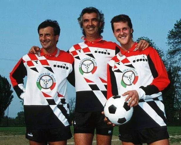 Riccardo Patrese (L) ومايكل شوماخر (R) قبل لعب مباراة كرة قدم خيرية F1