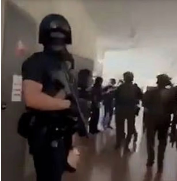 صورة لضابط الشرطة