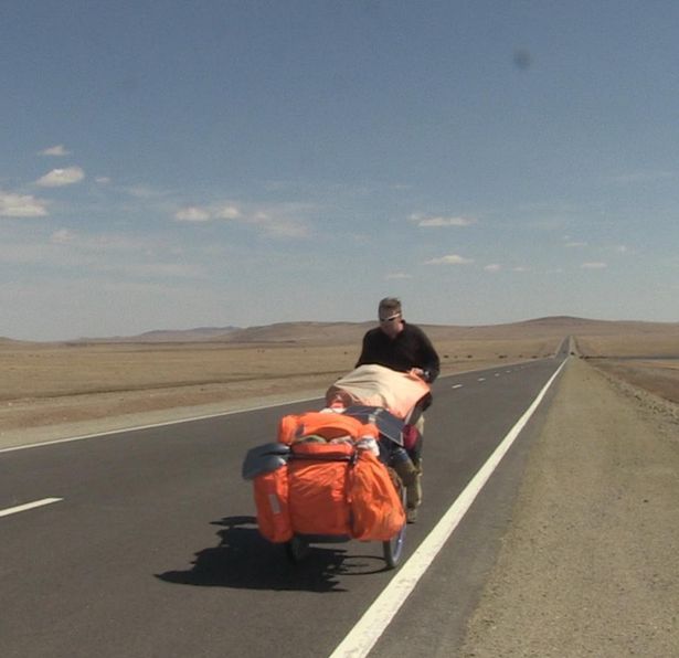 كارل بوشبي يمشي عبر كولومبيا. تم تصنيع أول مقطورة له من عربة غولف وبعض العجلات القديمة.