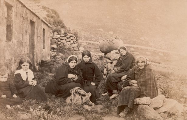 ثلاث أجيال من النساء على أرخبيل القديس كيلدا في الخارجيات الخارجي ، اسكتلندا ، حوالي عام 1880. الجزر الآن غير مأهولة. (الصورة بواسطة Hulton Archive/Getty Images)