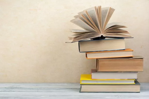 كومة من الكتب الملونة. خلفية التعليم. العودة إلى المدرسة. كتاب ، الكتب الملونة الصلبة على طاولة خشبية. مفهوم أعمال التعليم. نسخ مساحة للنص