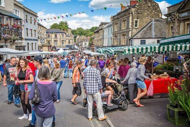 شارع Sunday Market الذي تم التقاطه في Frome ، Somerset ، المملكة المتحدة