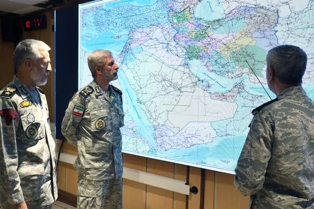 قائد الجيش أمير هاتامي (ج) يحضر اجتماعًا في قاعة قيادة الحرب في الجيش الإيراني