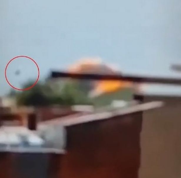 يبدو أن كائنًا كان يطير قبل أن تنفجر الطائرة في النيران
