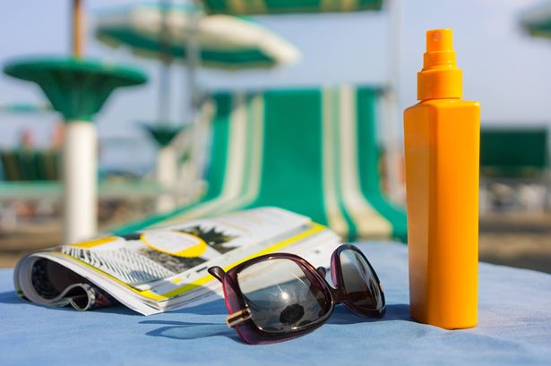 هذه صورة لزوج من النظارات الشمسية على طاولة بجوار مجلة وزجاجة من Suncream. انظر PA Meature Health Health Grosgenses تحذير: يجب استخدام هذه الصورة فقط لمرافقة PA Meature Health Health Grasses.