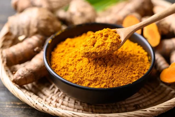 مسحوق الكركم والكركم الطازج (الكركم ، الكركمين) ، المكون العضوي في المطبخ الآسيوي ، تلوين الطعام أو الصباغة الطبيعية