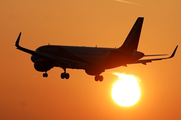 طائرة easyjet قادمة إلى الهبوط في مطار لندن جاتويك