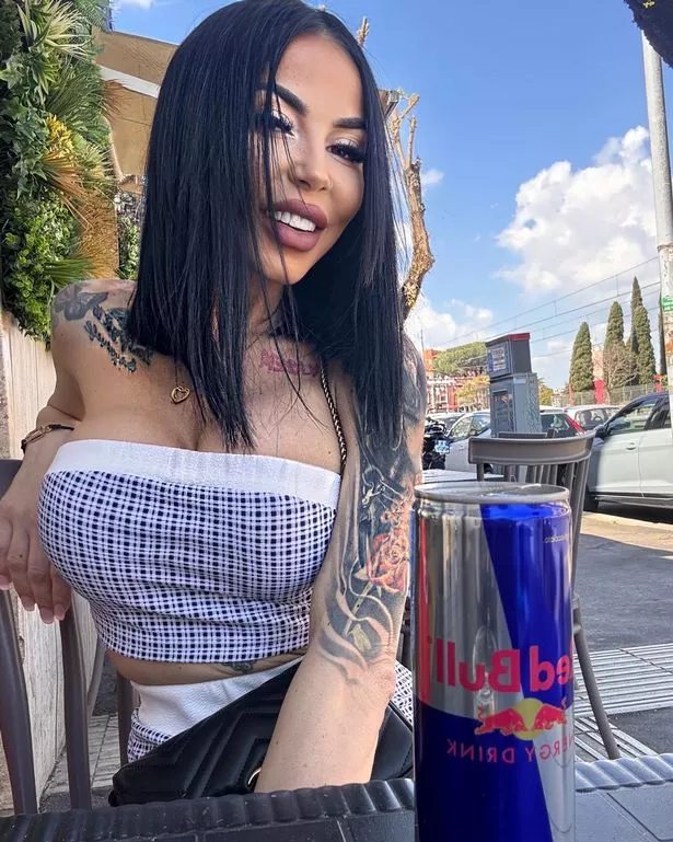 دينيسا جالسة على طاولة